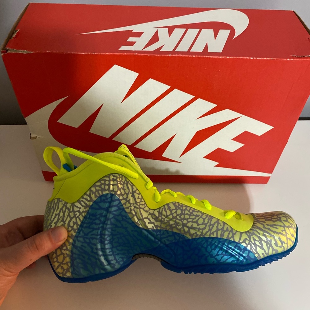 NIKE basketball shoes